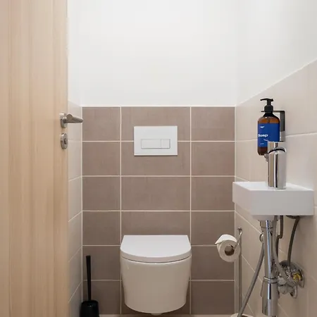 Three Bedroom Aparment With Terrace By Days Appartamento