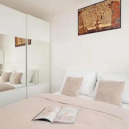 Appartamento Three Bedroom Aparment With Terrace By Days Praga