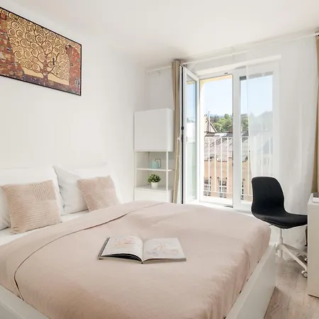 Three Bedroom Aparment With Terrace By Days Appartamento