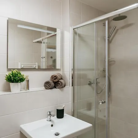 Three Bedroom Aparment With Terrace By Days Praga