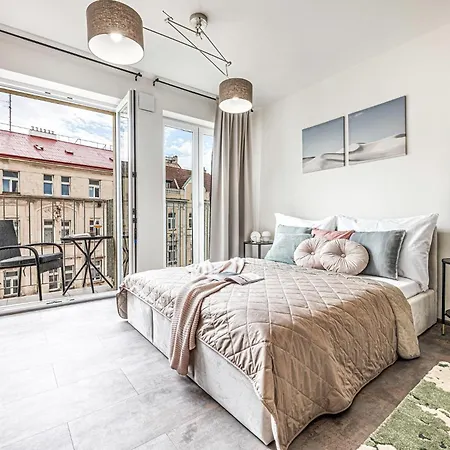 Three Bedroom Aparment With Terrace By Days Appartamento