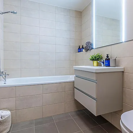 Appartamento Three Bedroom Aparment With Terrace By Days