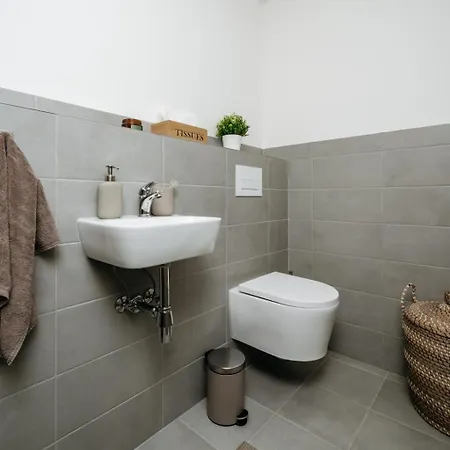 Three Bedroom Aparment With Terrace By Days Appartamento Praga