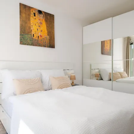 Three Bedroom Aparment With Terrace By Days דירה