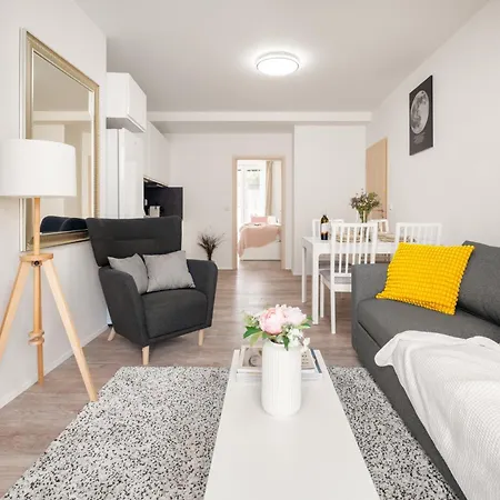 Three Bedroom Aparment With Terrace By Days * פראג