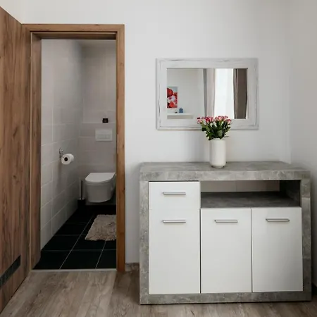 Three Bedroom Aparment With Terrace By Days דירה