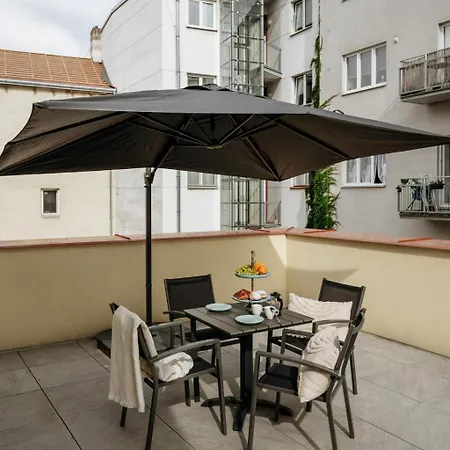 Three Bedroom Aparment With Terrace By Days * פראג