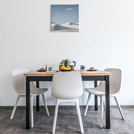 Three Bedroom Aparment With Terrace By Days דירה פראג
