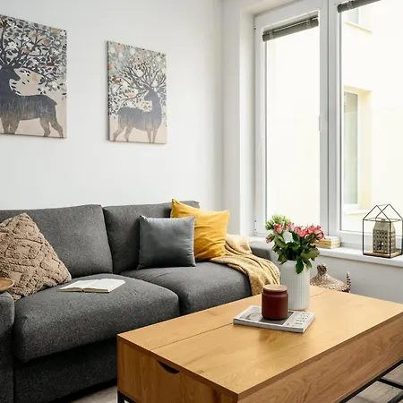Three Bedroom Aparment With Terrace By Days דירה